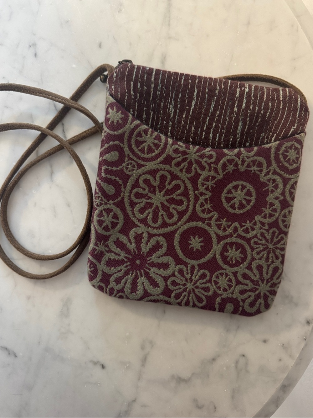Maruca Cupcake Crossbody Wine Colored Tapestry